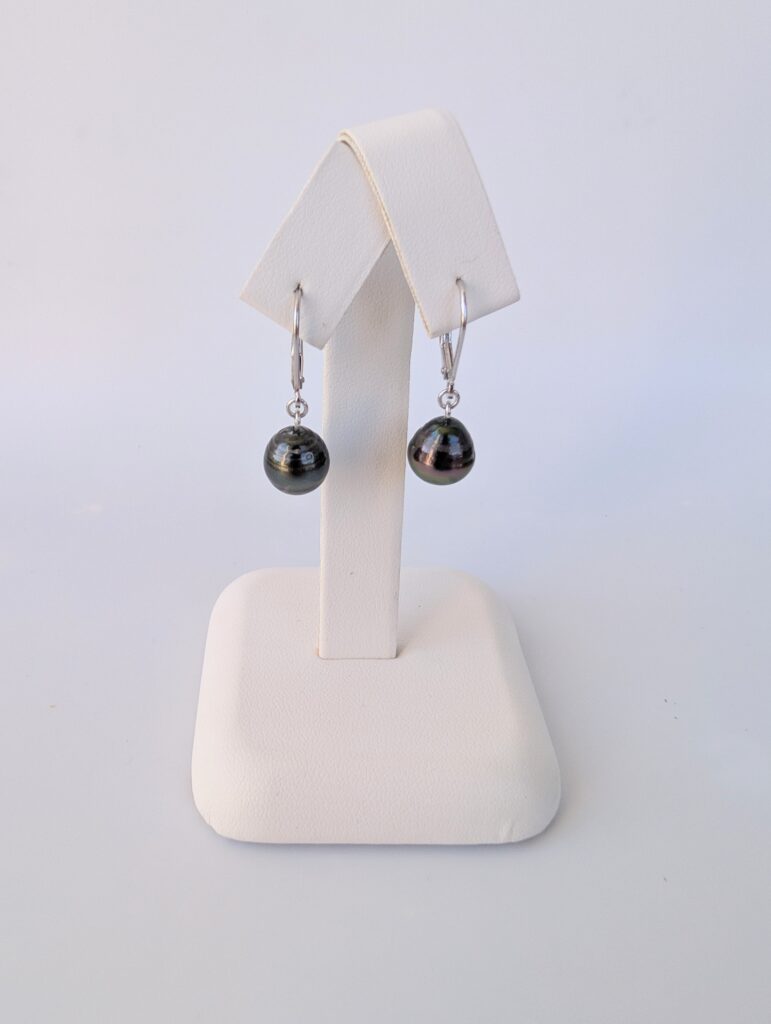 Boucles d’oreilles pendantes – Perles de Tahiti cerclées