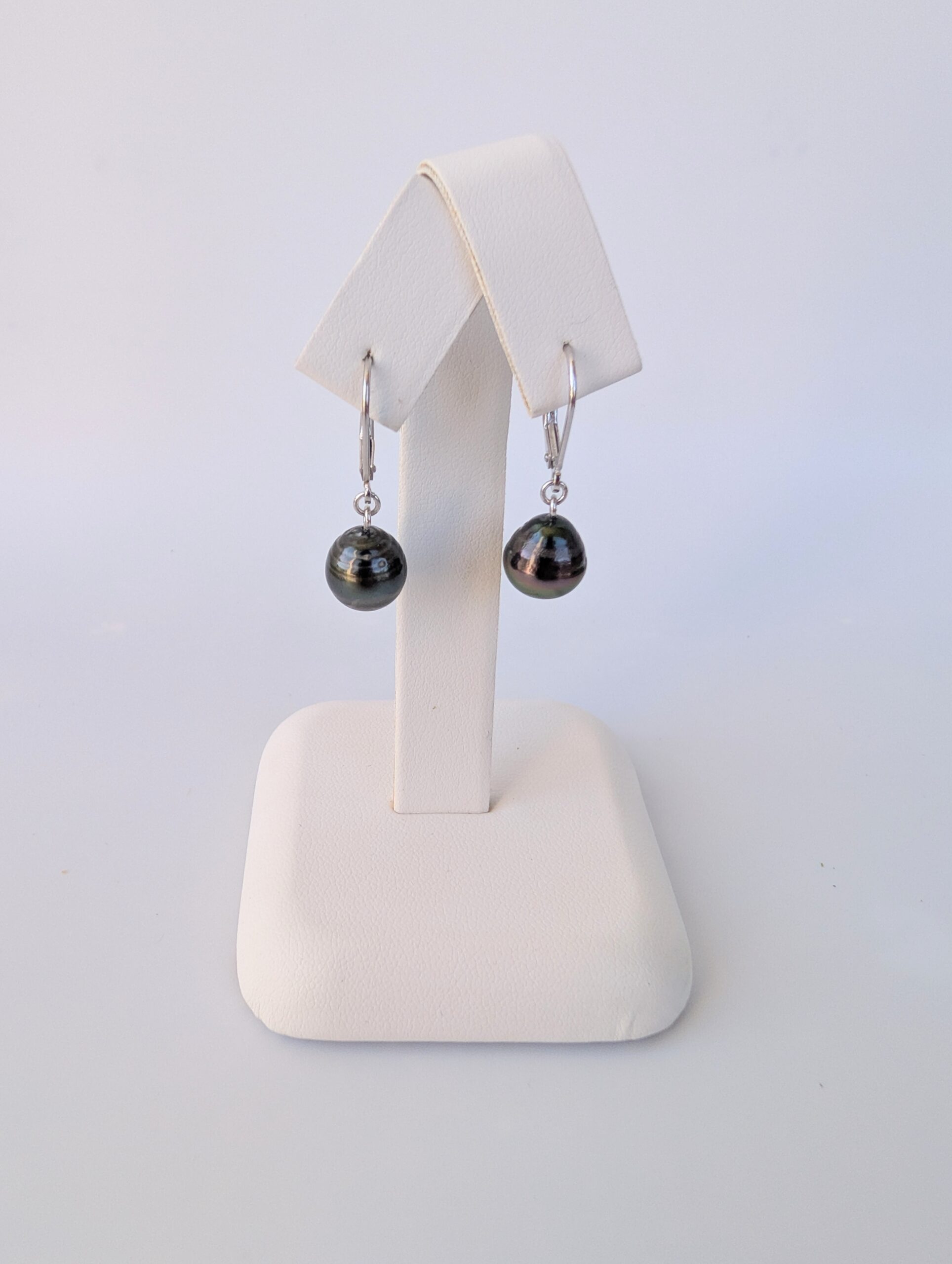 Boucles d’oreilles pendantes – Perles de Tahiti cerclées