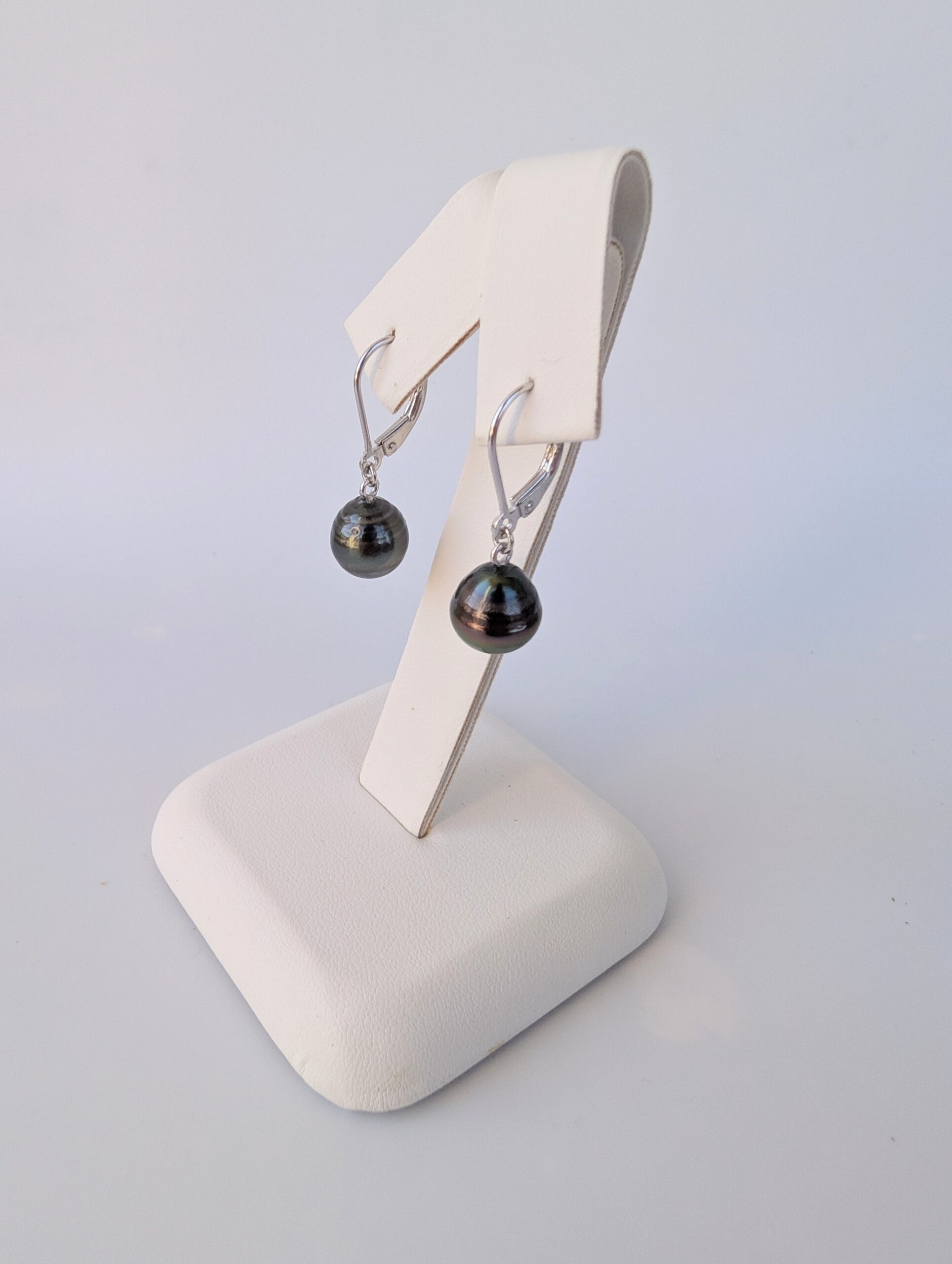 Boucles d’oreilles pendantes – Perles de Tahiti cerclées – Image 2