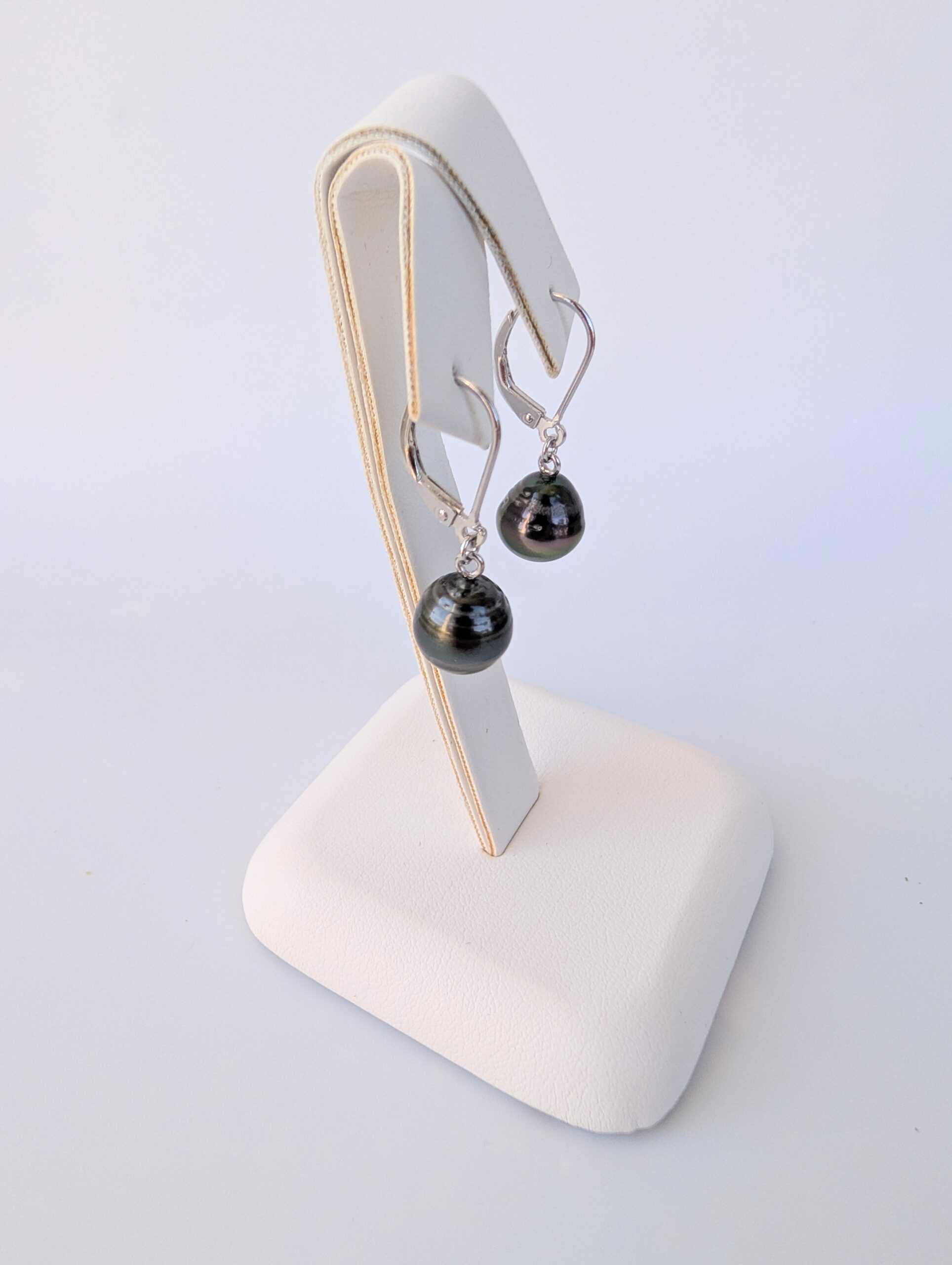 Boucles d’oreilles pendantes – Perles de Tahiti cerclées – Image 3