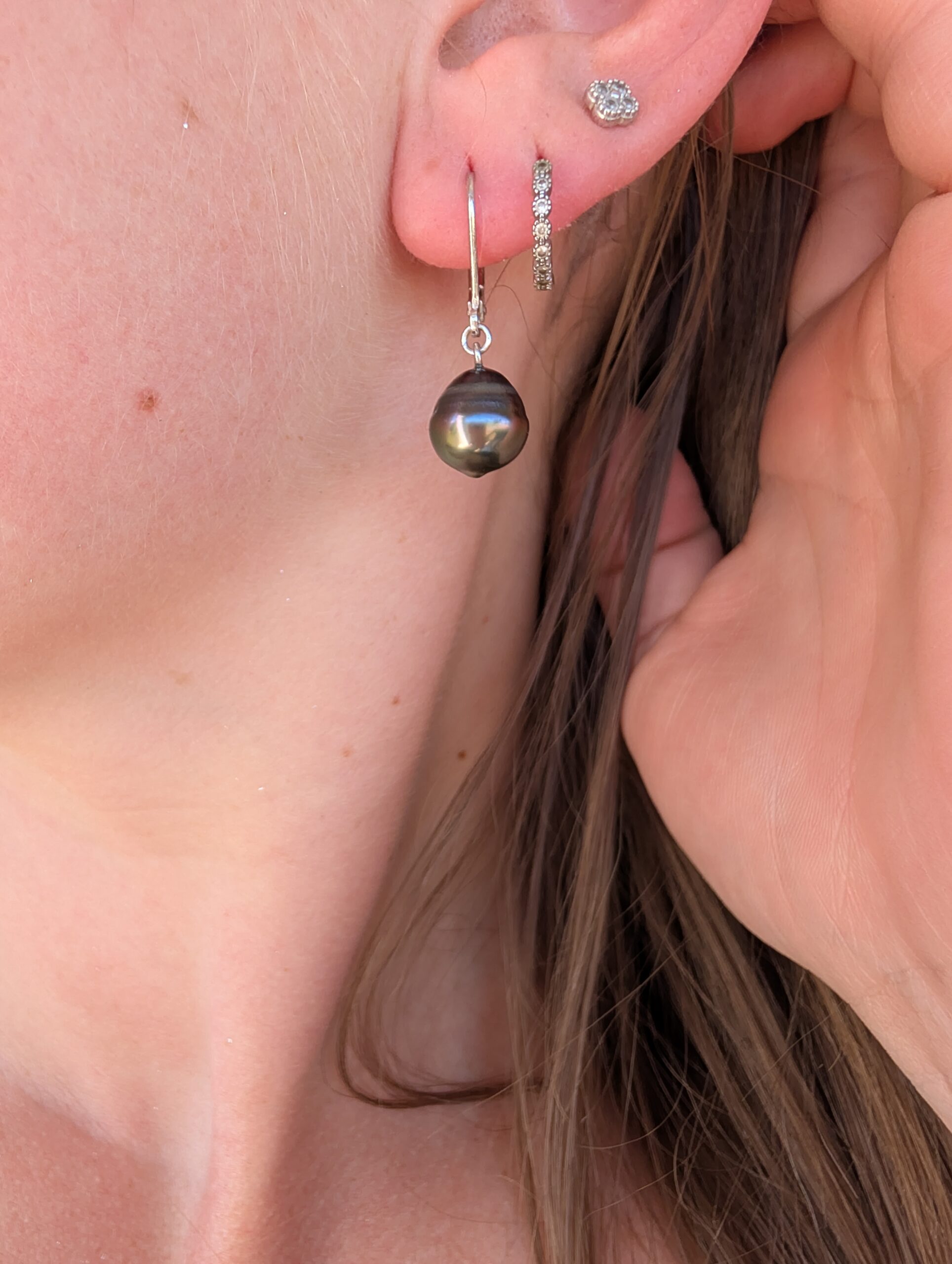 Boucles d’oreilles pendantes – Perles de Tahiti cerclées – Image 4