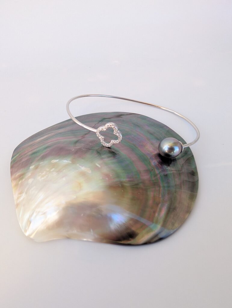 Bracelet jonc – Perle de Tahiti et trèfle zirconium