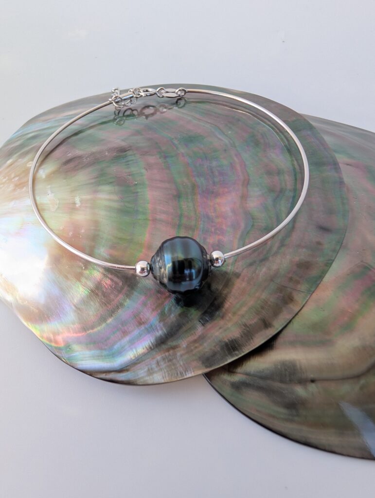 Bracelet argent rhodié – Perle de Tahiti baroque cerclée