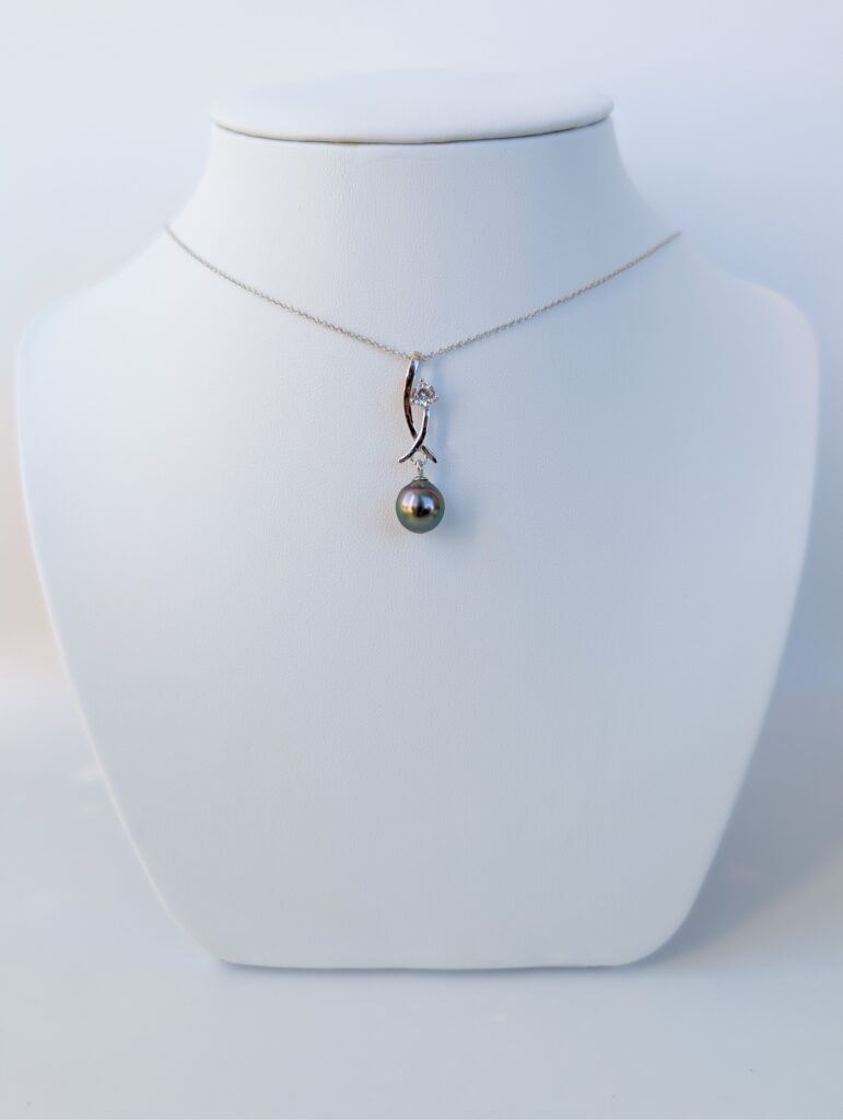 Pendentif argent rhodié – Perle de Tahiti ronde et oxyde de zirconium