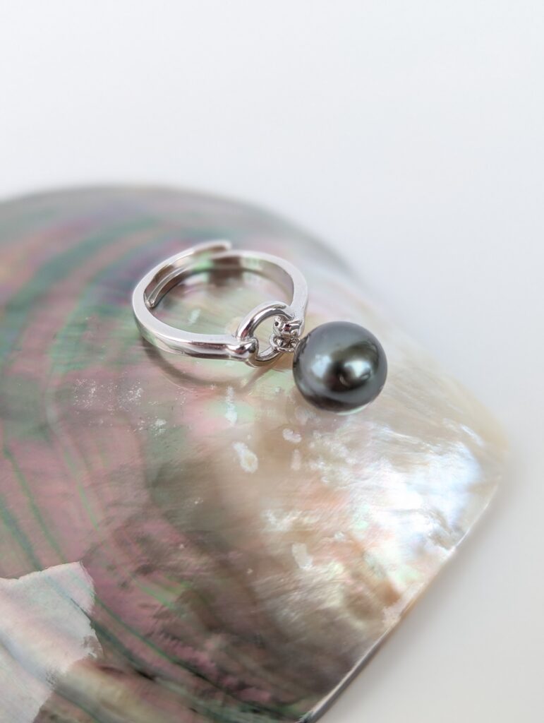 Bague réglable argent rhodié – Perle de Tahiti pendante